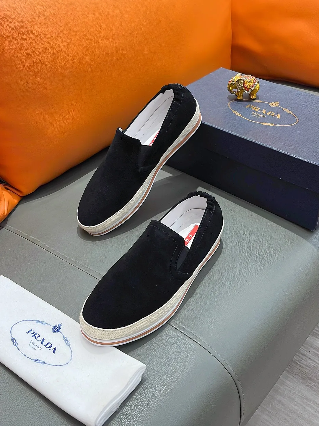 Men's shoes PRADA "Prada" P400 Regular size: 38-44 (slip-on shoes) Product materials: Selected cowhide upper, soft sheepskin foot pads, original factory special outsole.